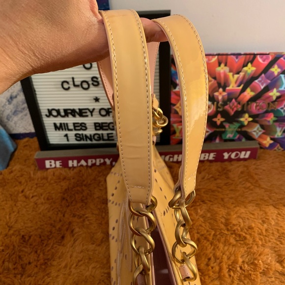 💯 Authentic Chanel Cream Perforated Shopper - Picture 6 of 16